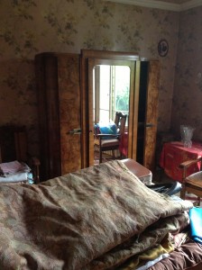 Une chambre encombrée, qui mérite un débarras