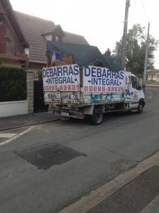 Le camion du débarras prêt à partir en décharge